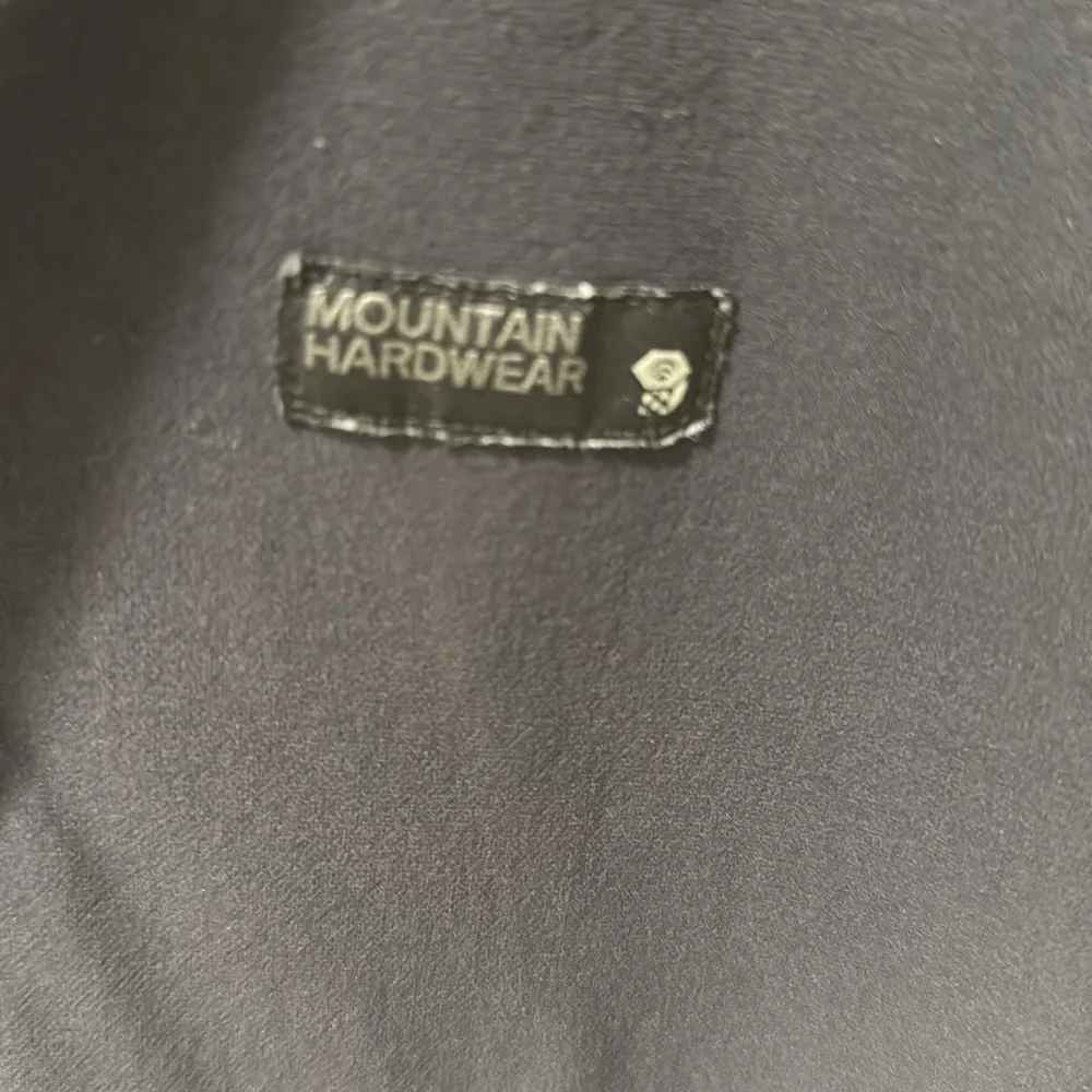 Mountain Hardwear sleek black